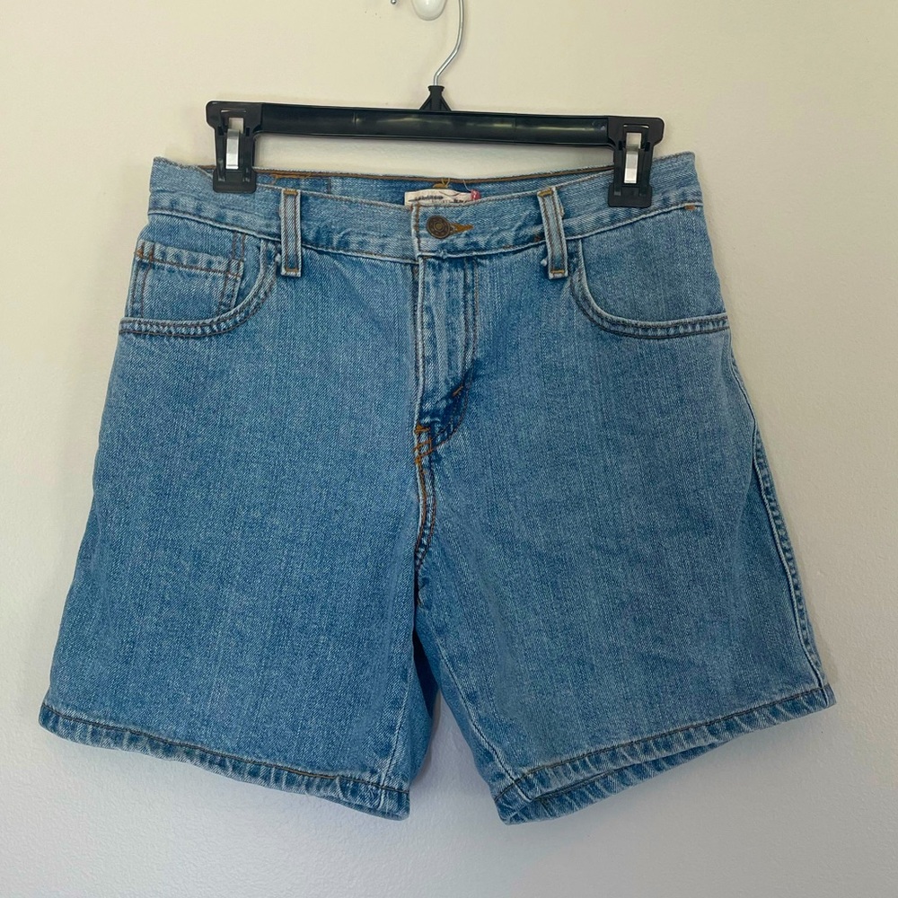 Levi’s - Size 4 Relaxed Jean Short Fit like a 2